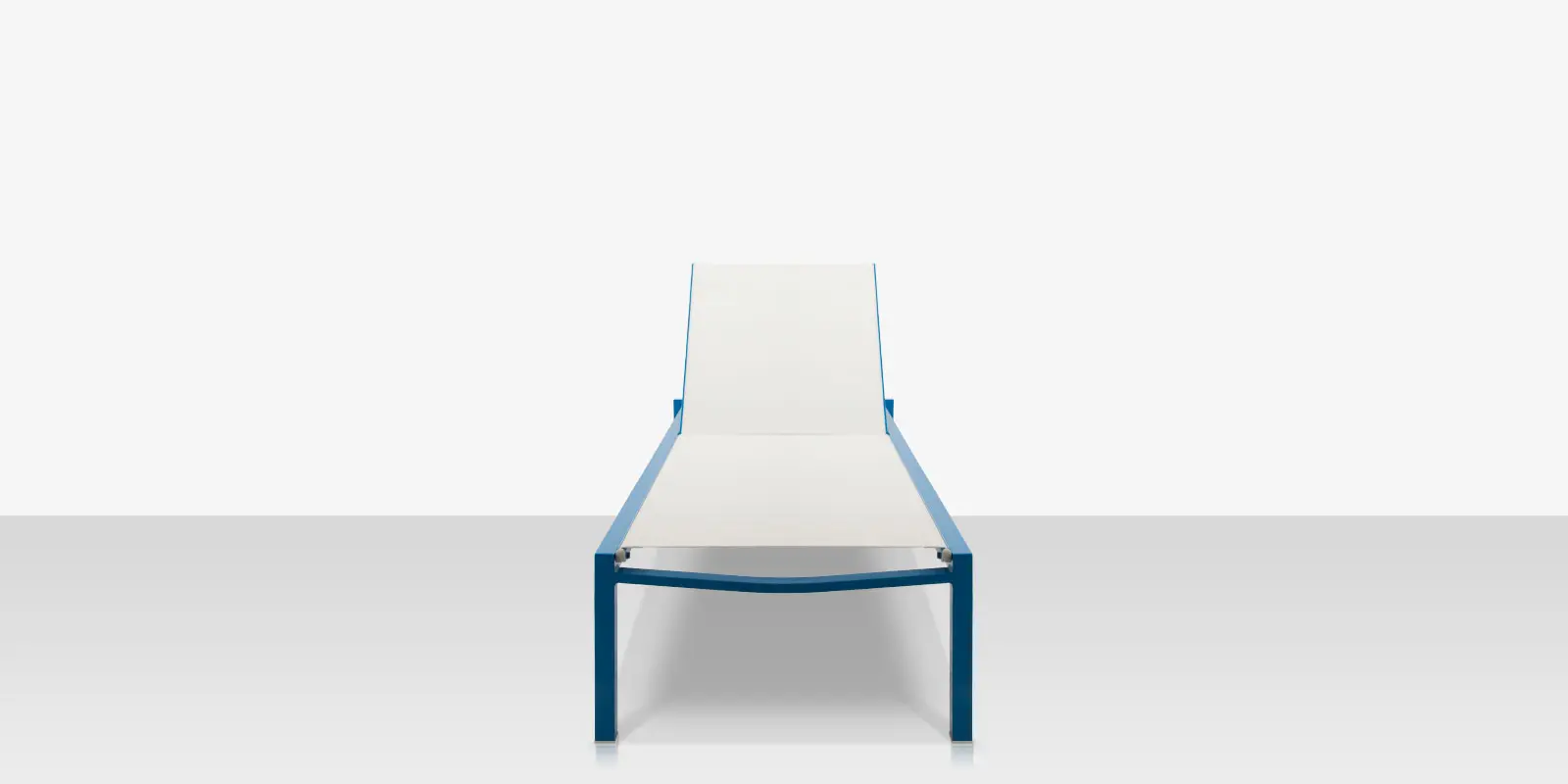 fusion_chaise_blue_front.webp