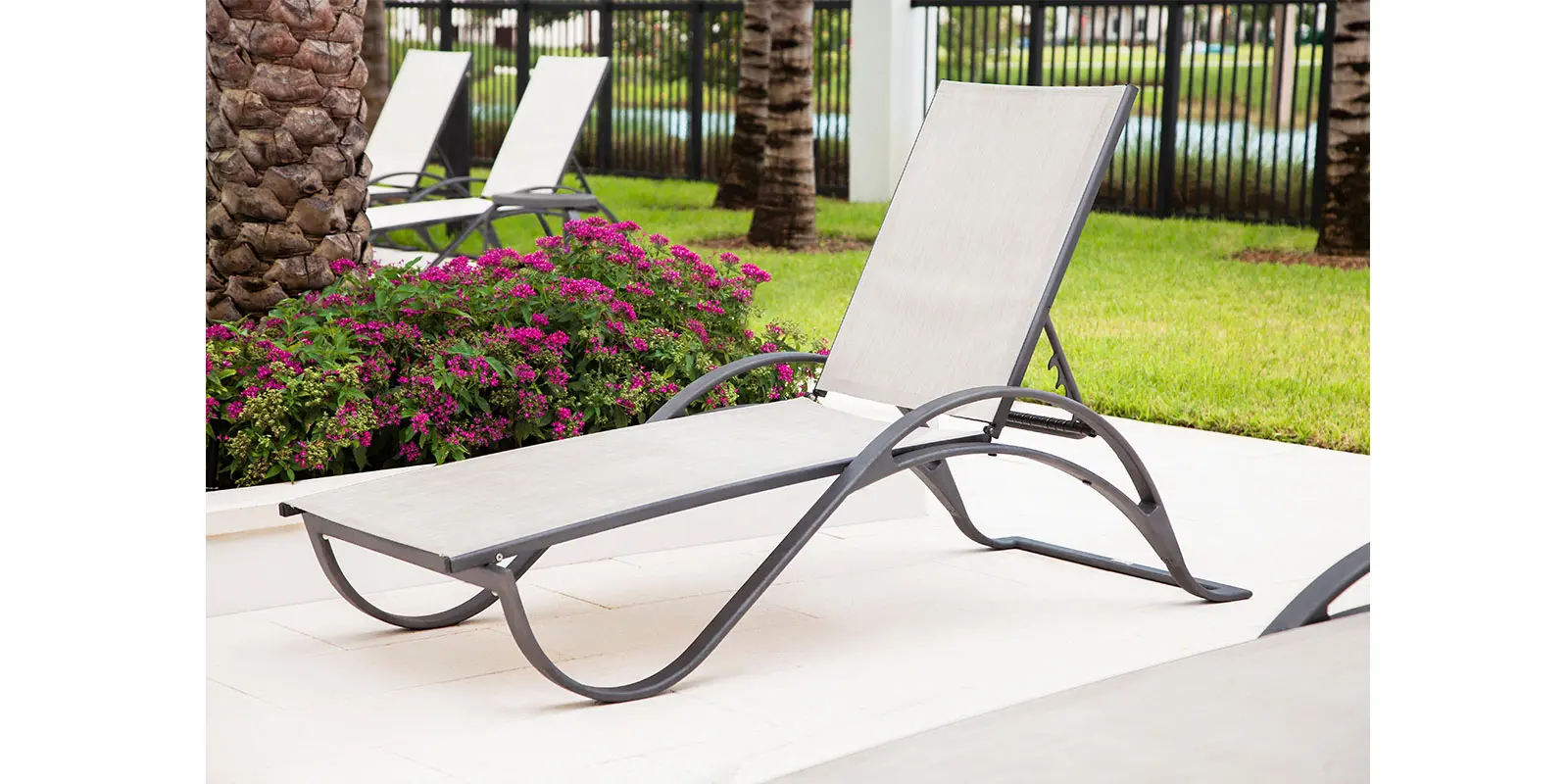 gallery02_atlantic_chaise_with_arms.webp