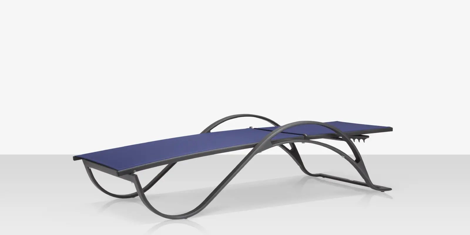 atlantic_chaise_with_arms_blue_angle_02.webp
