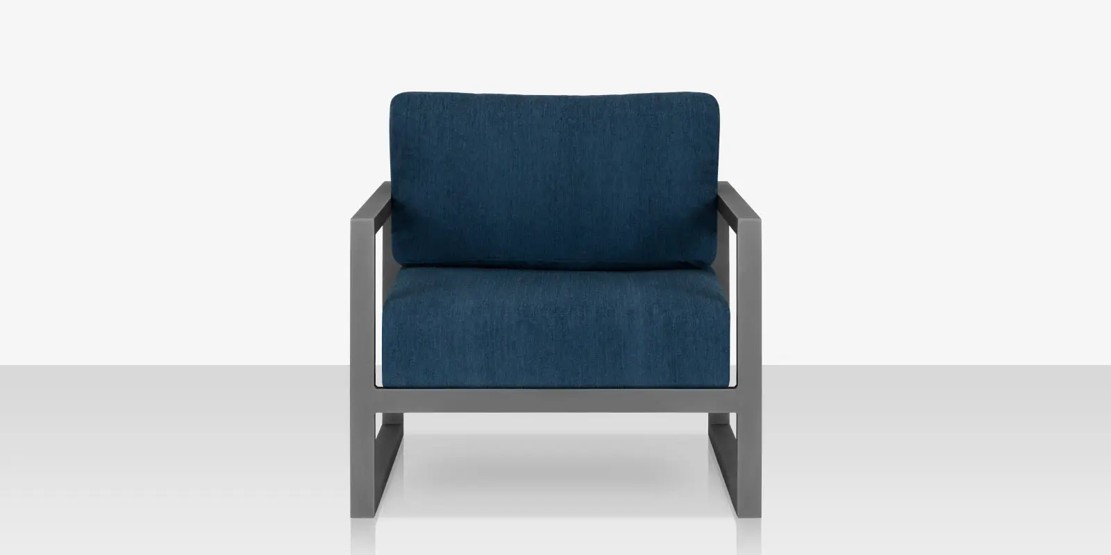 07_iconic_club_chair_silver_blue_front.webp