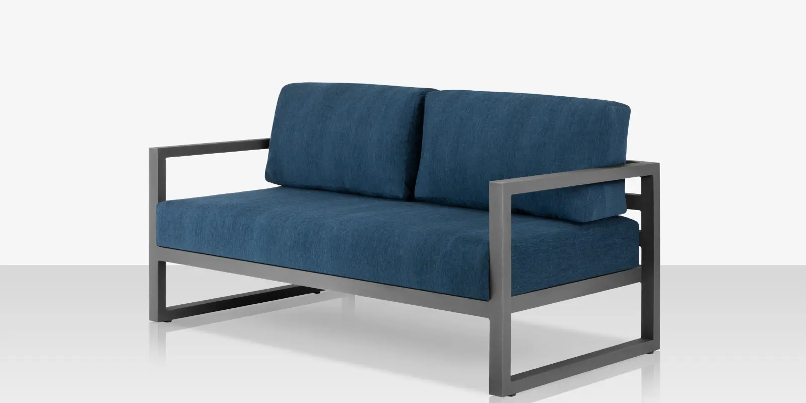 09_iconic_loveseat_silver_blue_angle_02.webp