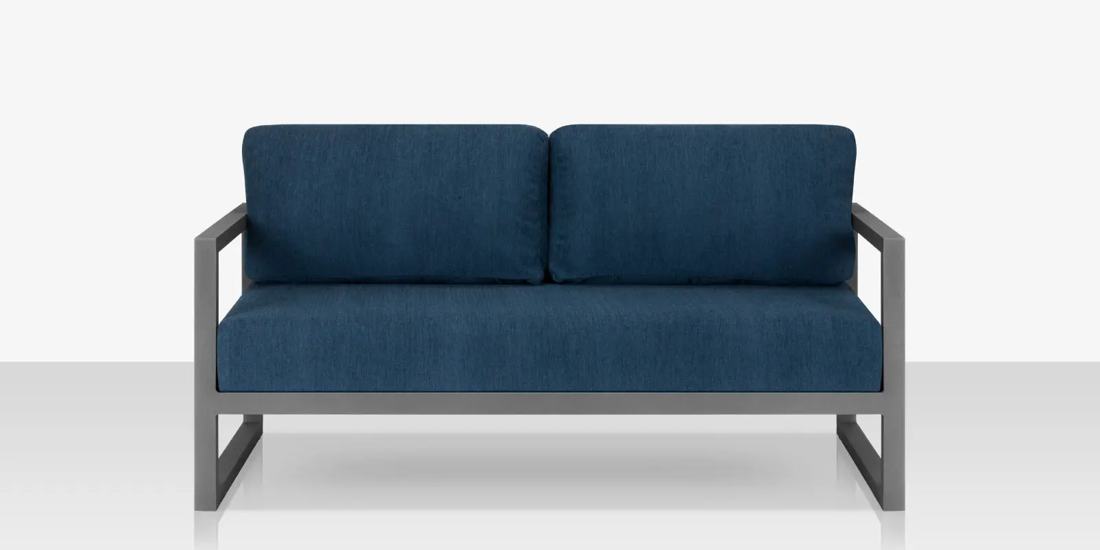 07_iconic_loveseat_silver_blue_front.webp