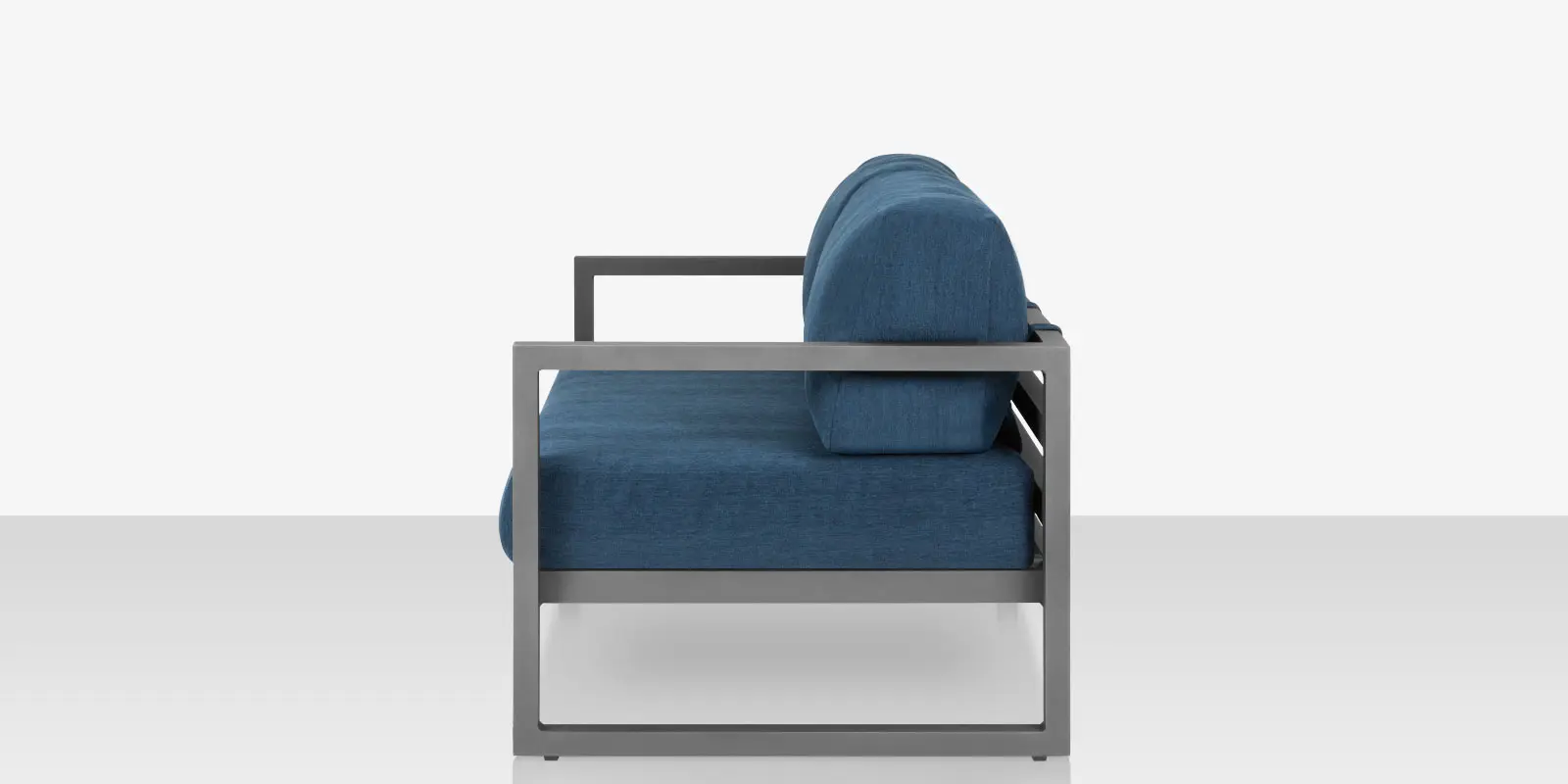 10_iconic_loveseat_silver_blue_side.webp