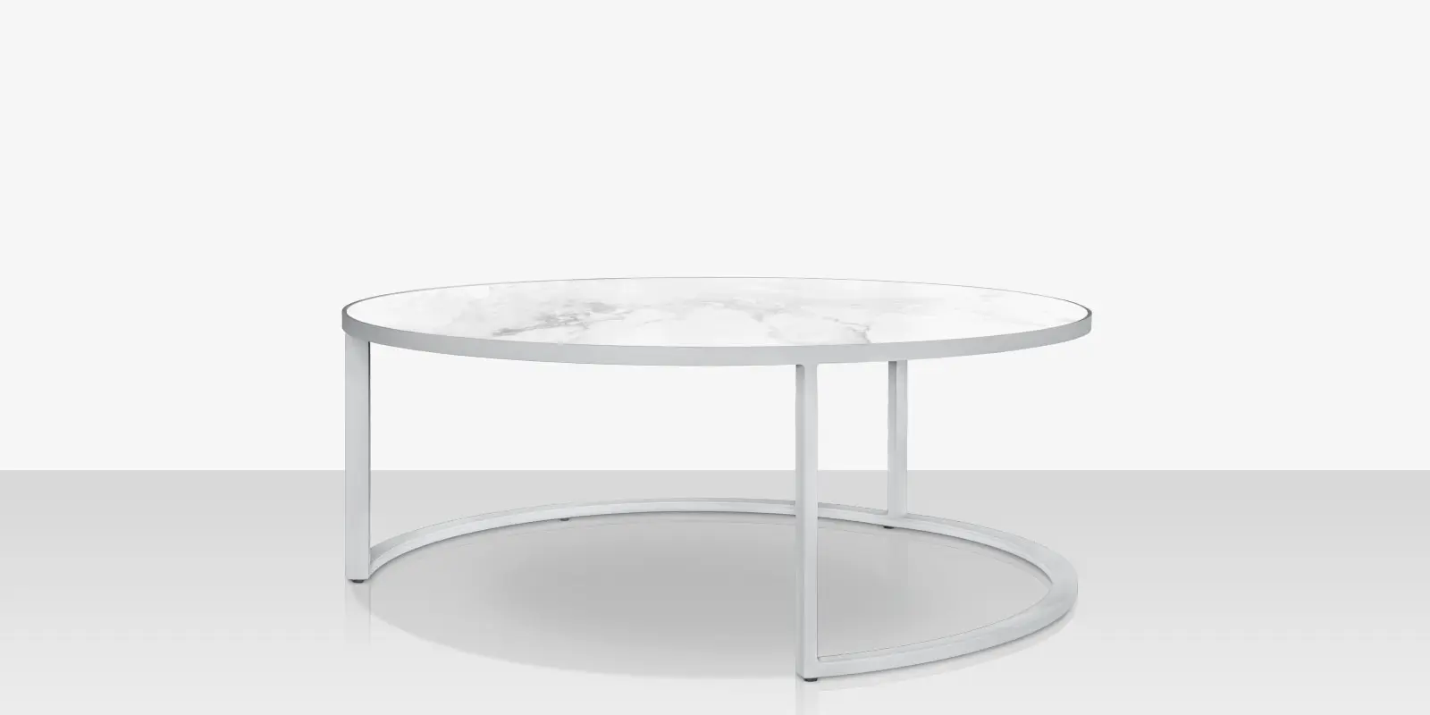 02_iconic_nesting_table_large_angle_4.webp