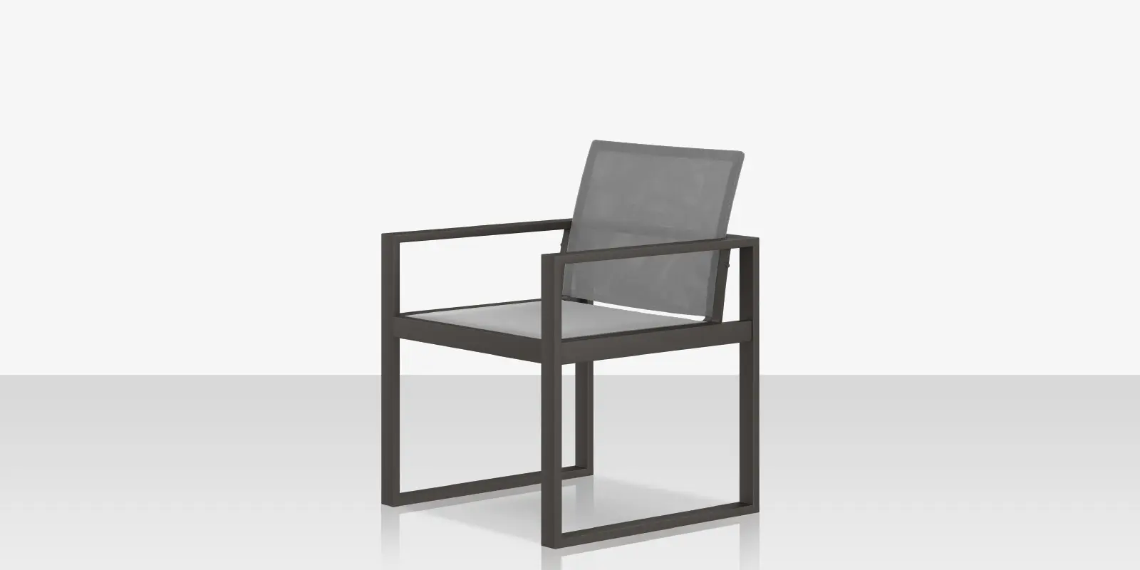 03_iconic_dining_armchair_xl_angle_2.webp