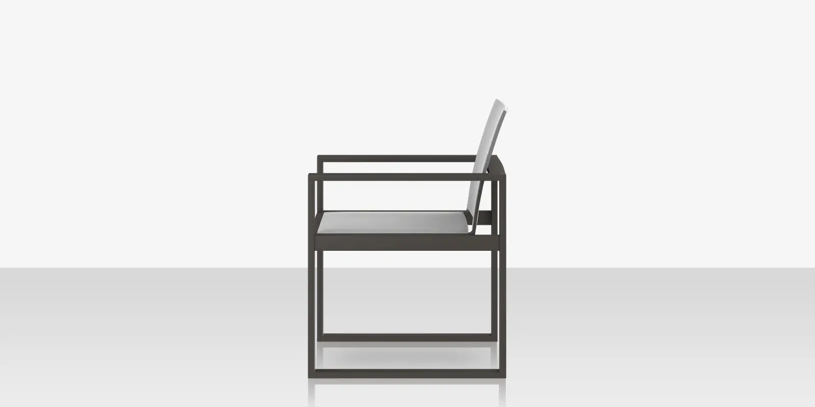 04_iconic_dining_armchair_xl_side.webp