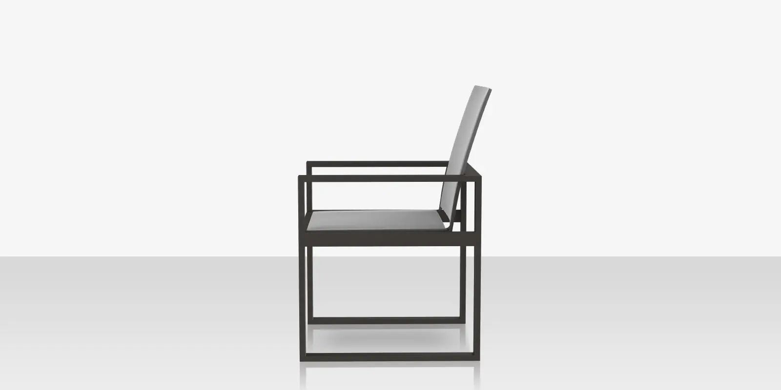 04_iconic_dining_armchair_highback_xl_side.webp