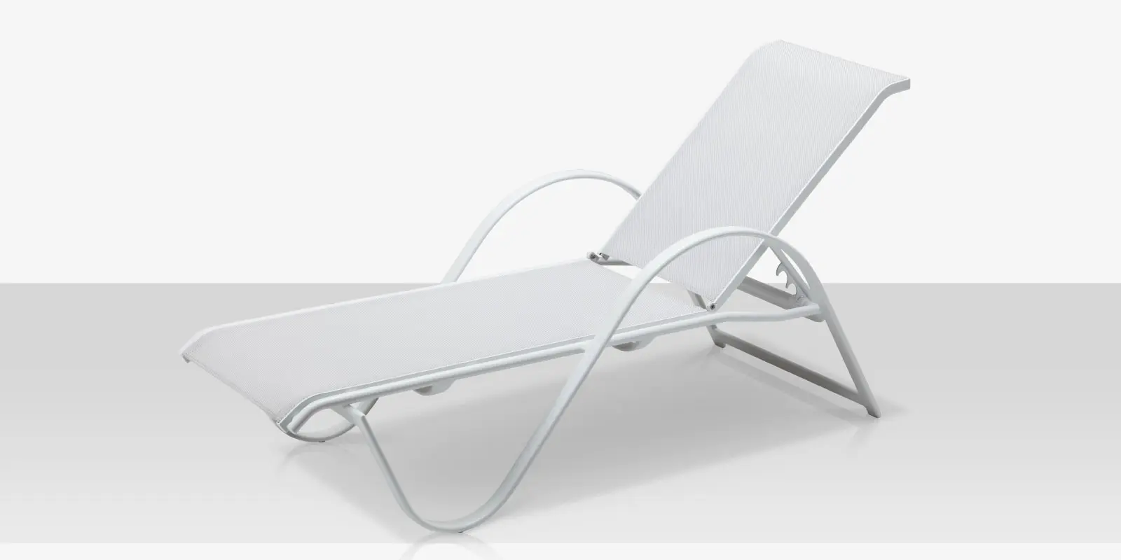14lanai_chaise_white_high_angle_open.webp