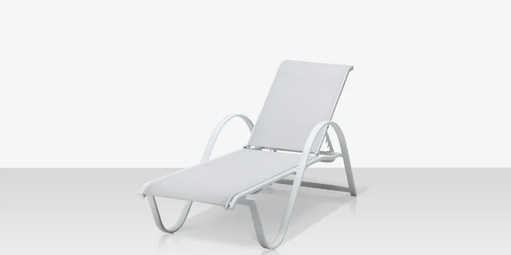 09_lanai_chaise_white_angle_1_open.webp