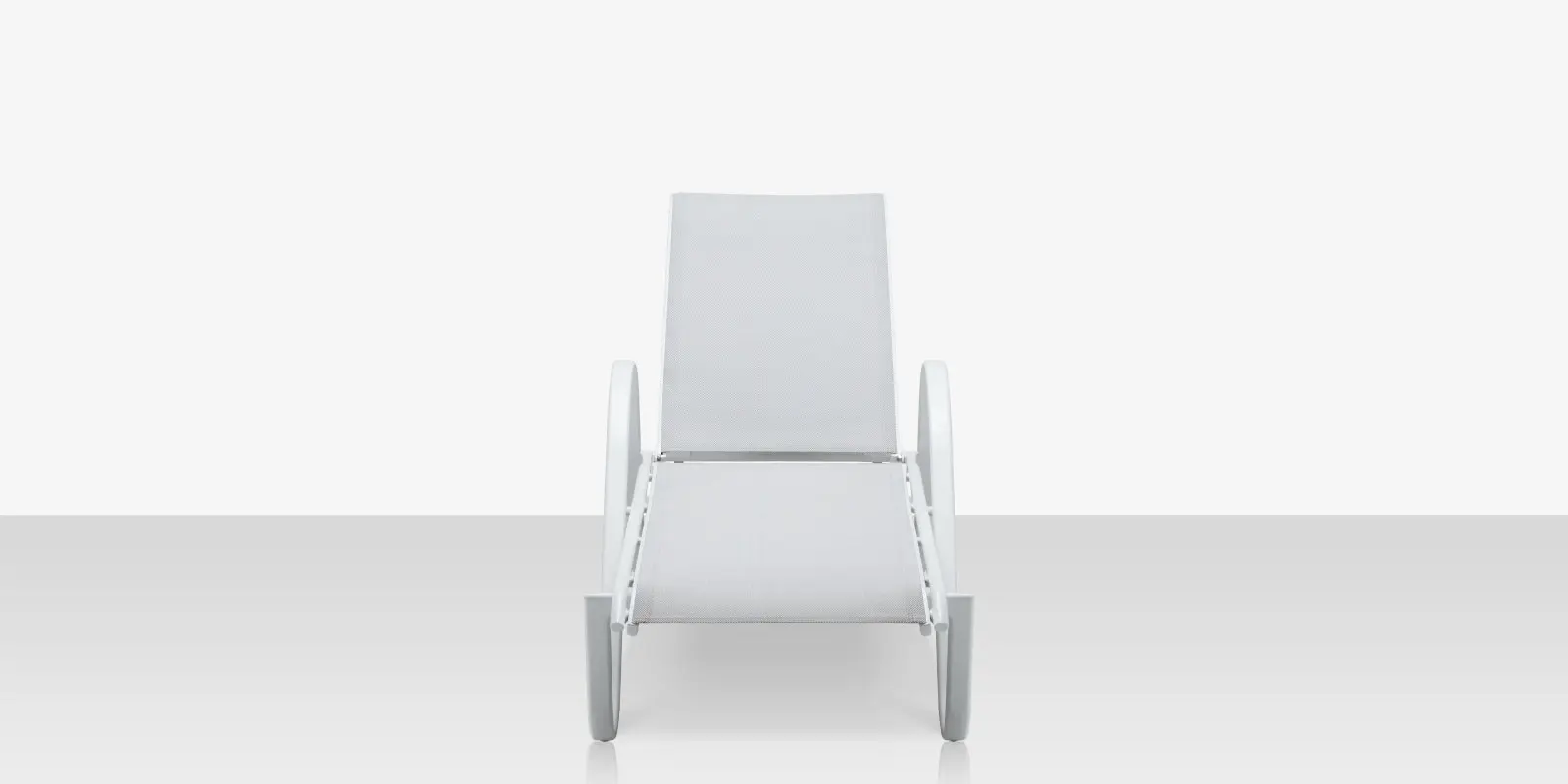 08_lanai_chaise_white_front_open.webp