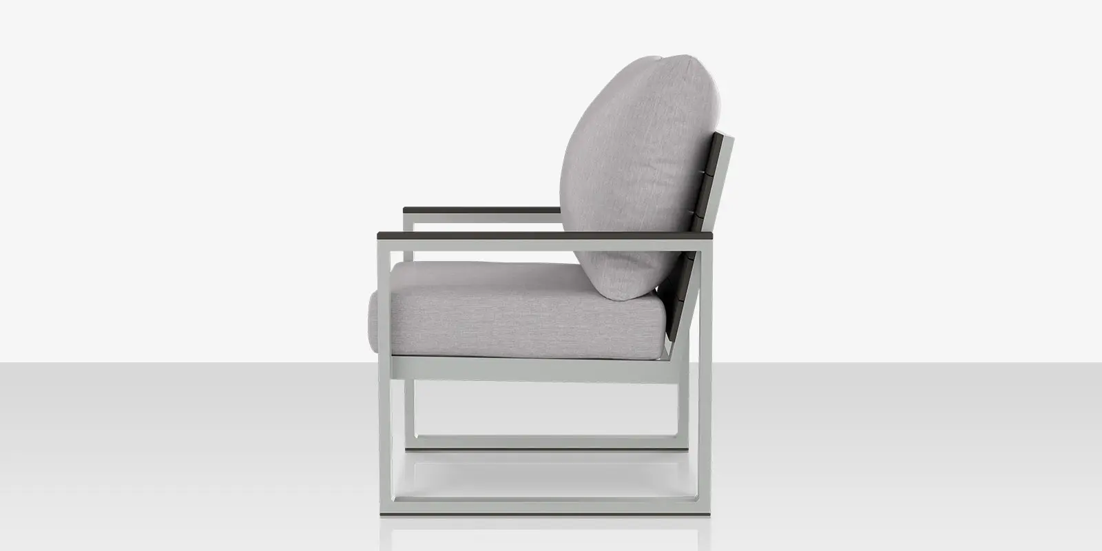 04_modera_new_club_chair_side.webp