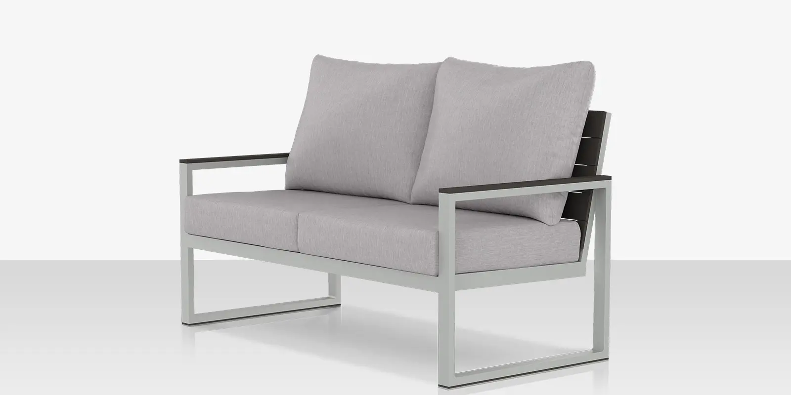 03_modera_new_loveseat_angle_02.webp