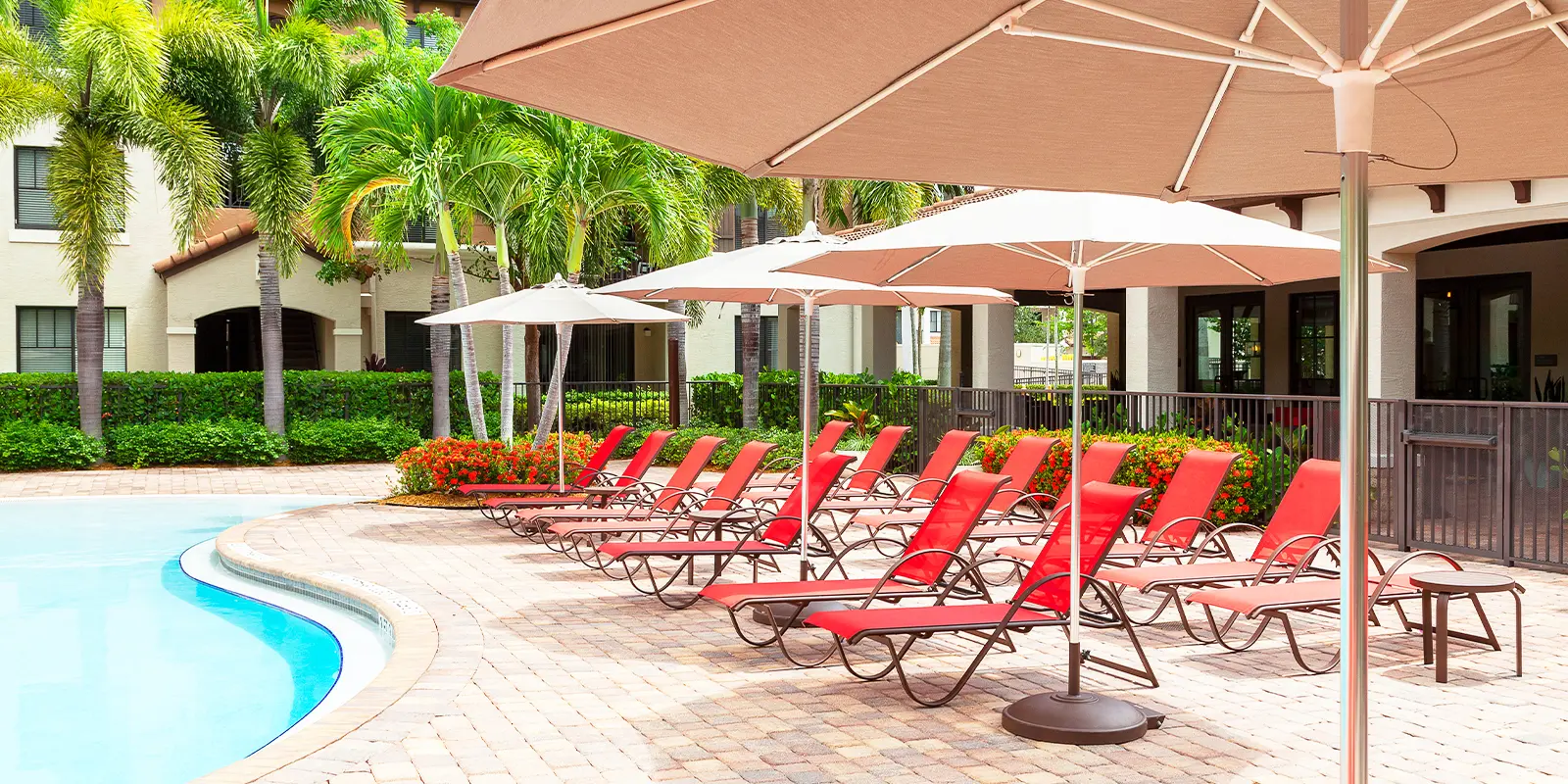 gallery02_rio_round_single_vent_umbrella_front.webp