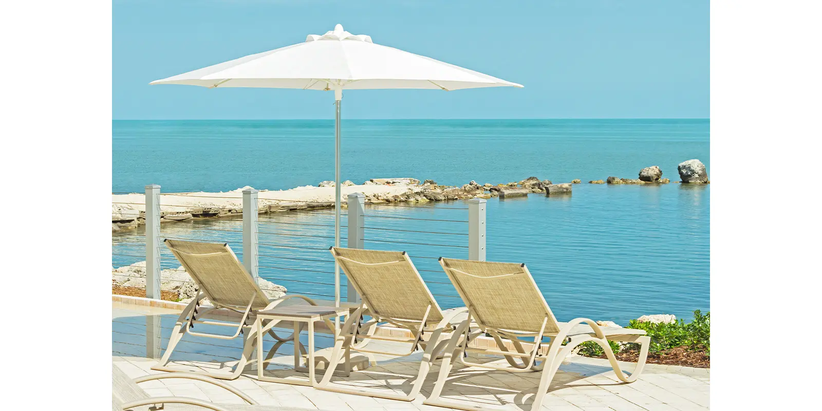 gallery03_rio_round_single_vent_umbrella_front.webp