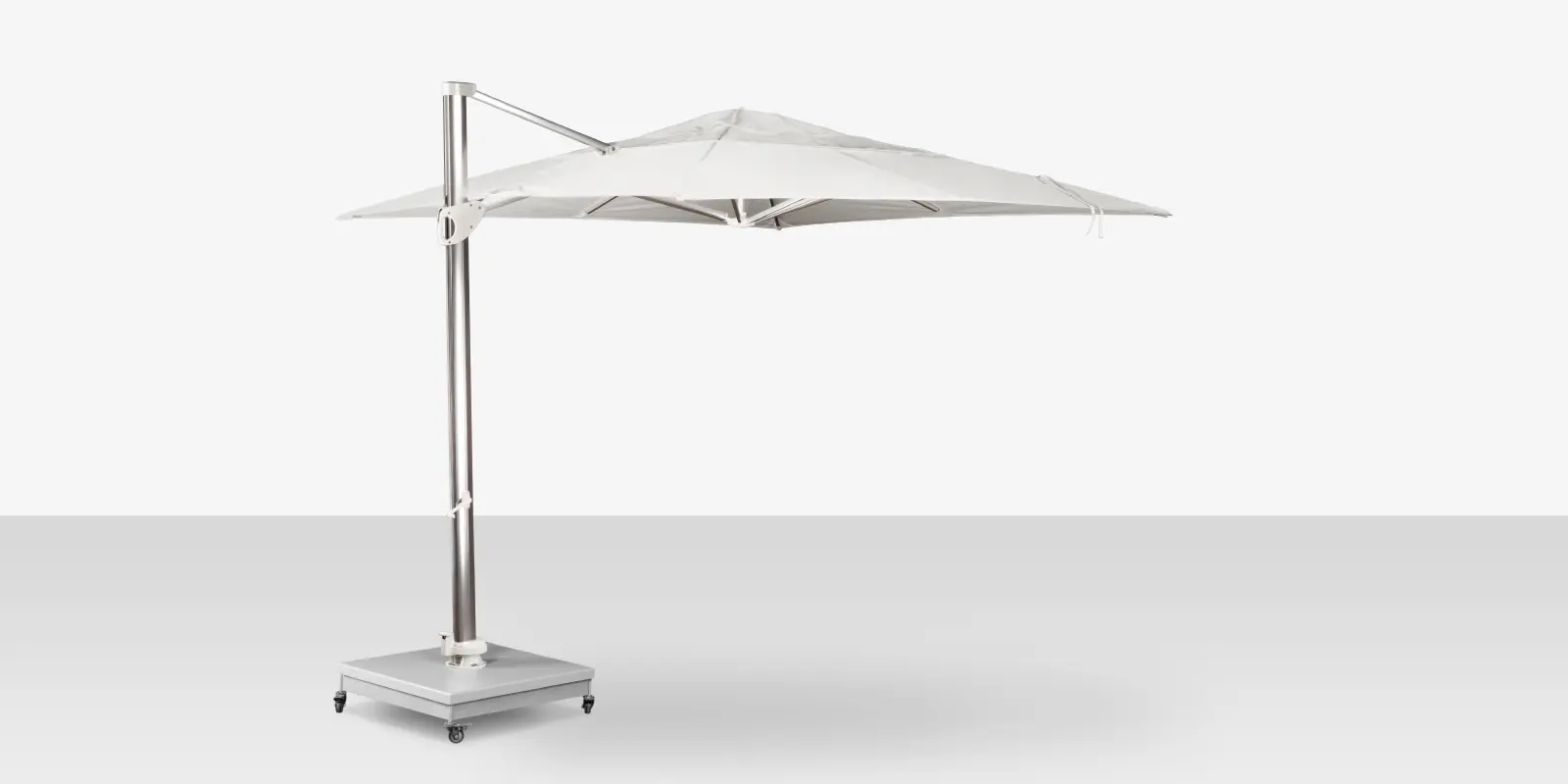 04_the_grand_01_back_angle.webp