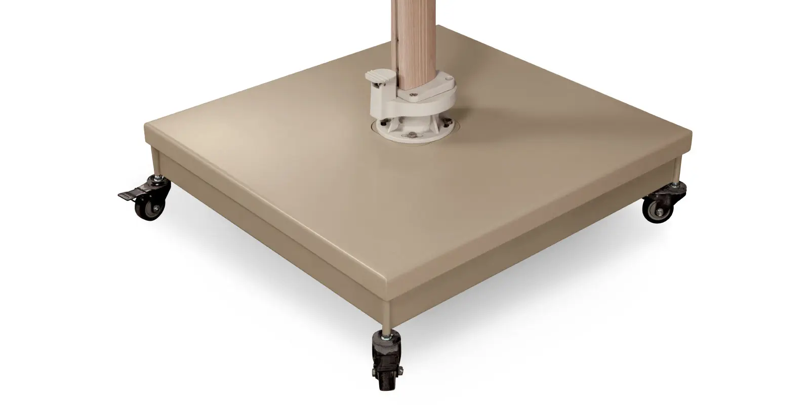 the_grand_02_closeup_base_angle.webp