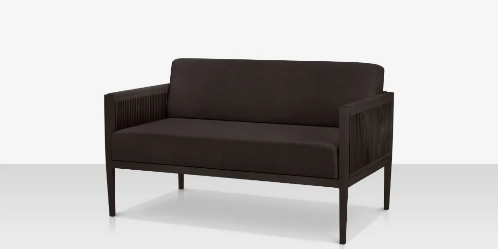 01_skye_loveseat_blavkframe_blackrope_angle.webp
