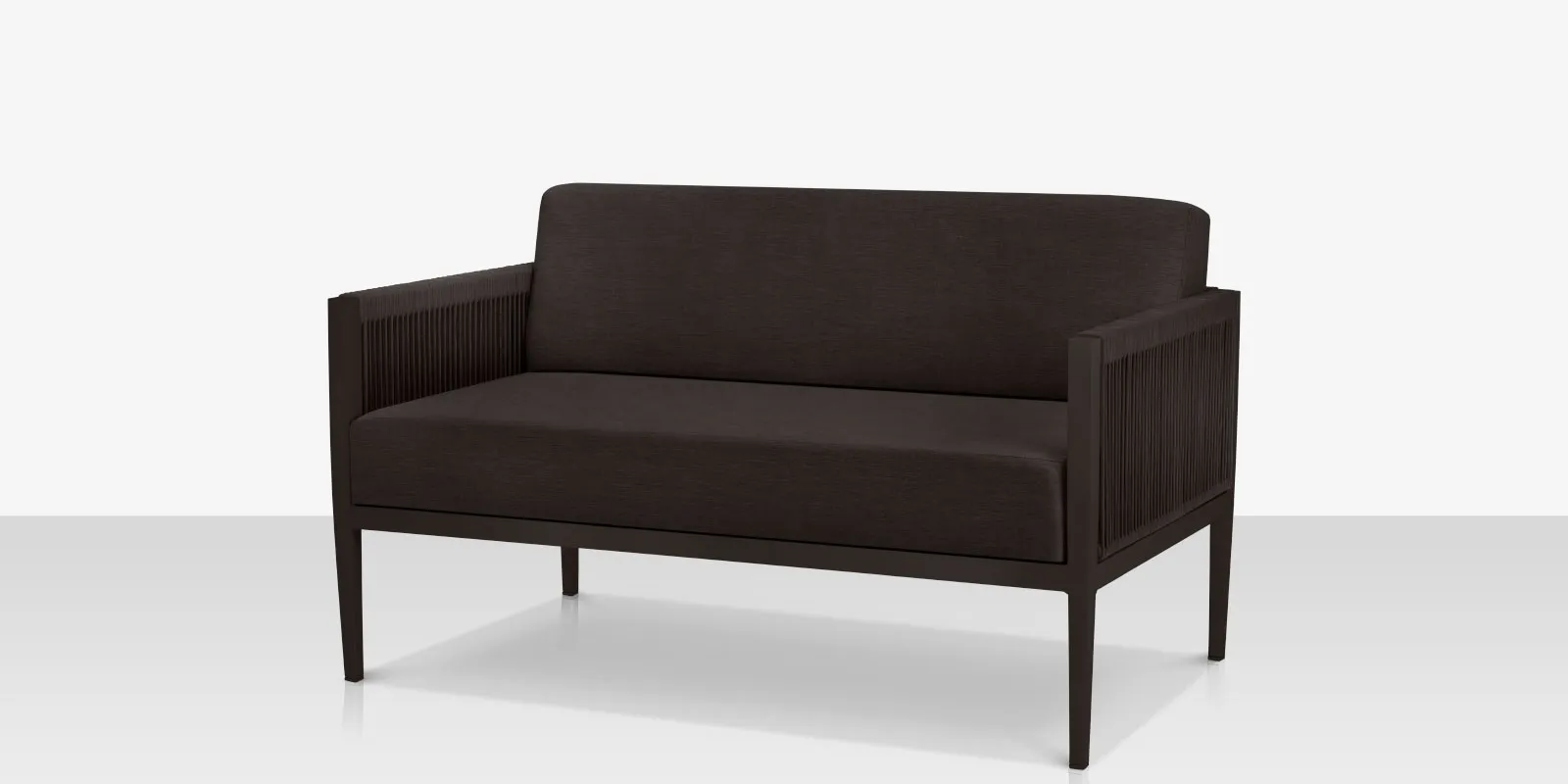 01_skye_loveseat_blavkframe_blackrope_angle.webp